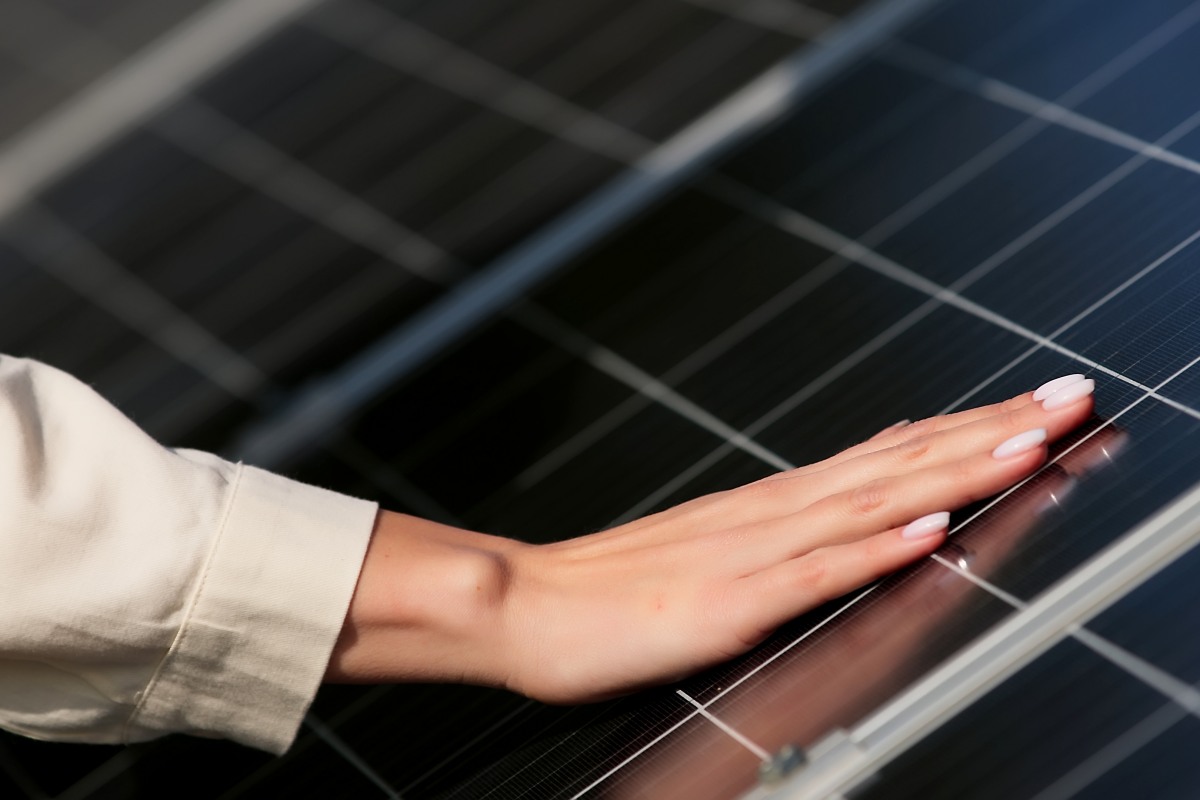 Photovoltaic solar panels with hand