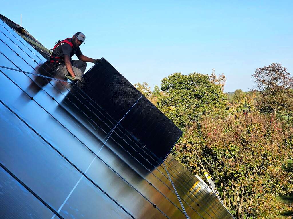 DC Solar installer ob roof